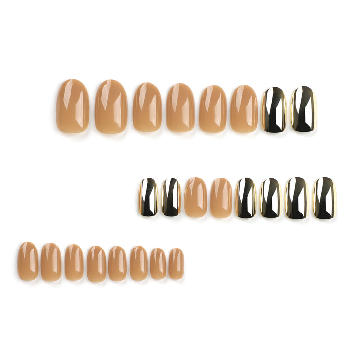 Luxuriöse Kunstnägel mit metallisch glänzendem Akzent Karnz