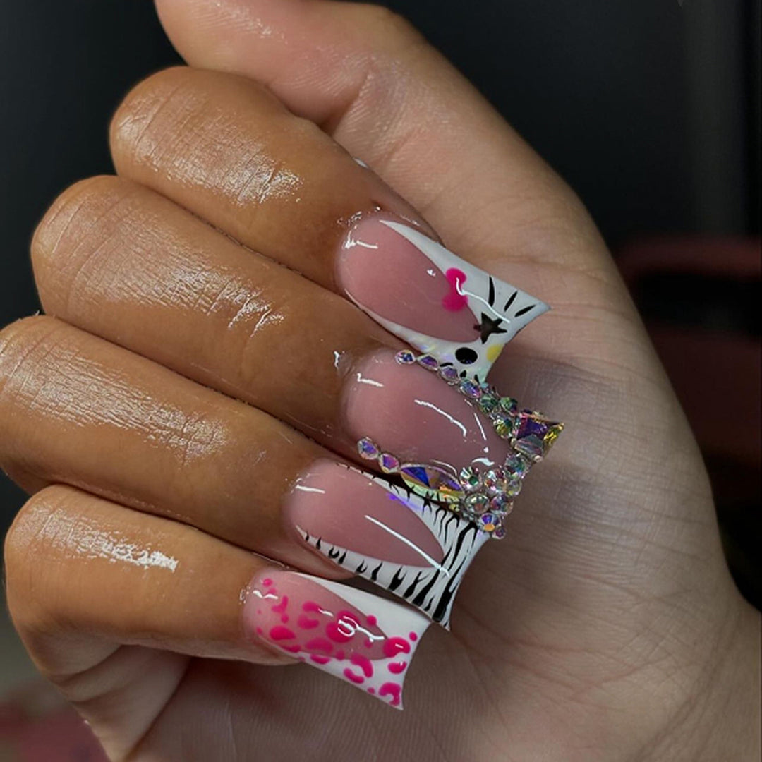 Kunstvolle Nagelkunst mit Tiermotiv und Strassverzierungen Karnz