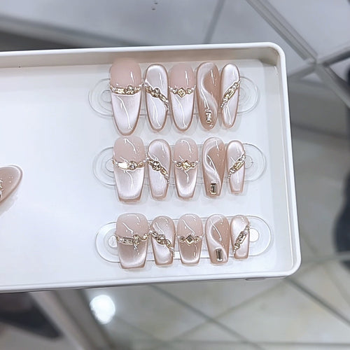 Stilvolles Druck-On-Nagelset mit Strassakzenten Karnz