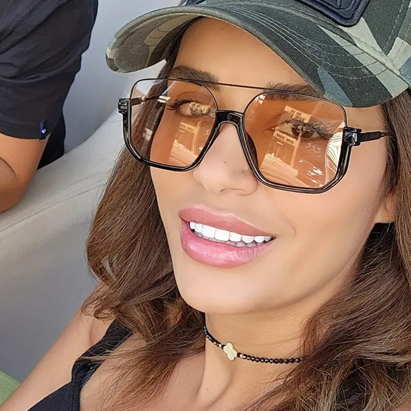 Damen quadratische Sonnenbrille mit transparentem Rahmen und grün getönten Gläsern Karnz