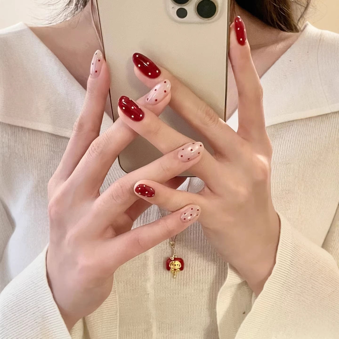 Künstlerisches Press-On-Nagelkunstset mit Punkten und glänzendem Finish