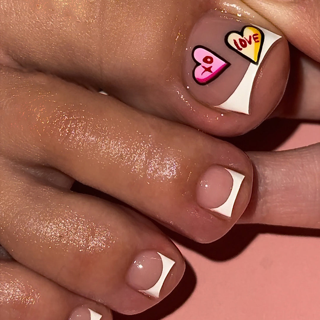 Kunstvolle Nagelkunst mit Herzmotiven Karnz