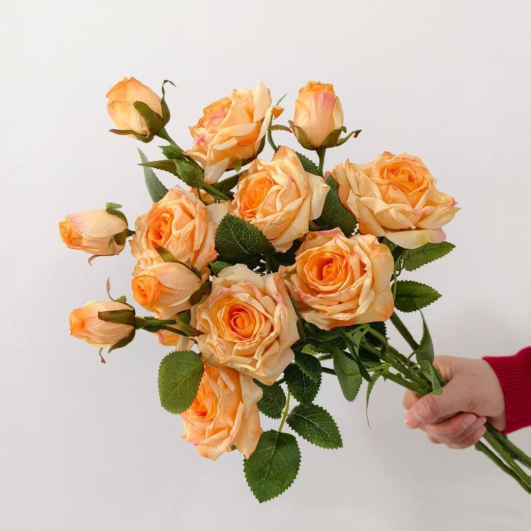 Luxuriöser realistischer Rosenstrauß
