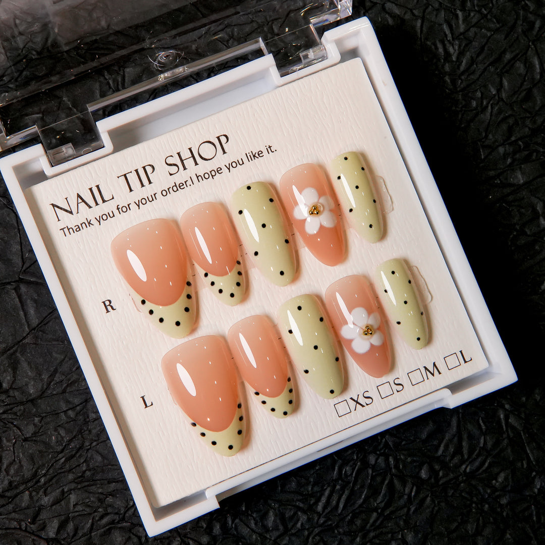 Eleganter Press-On Nagelset mit floralen Akzenten