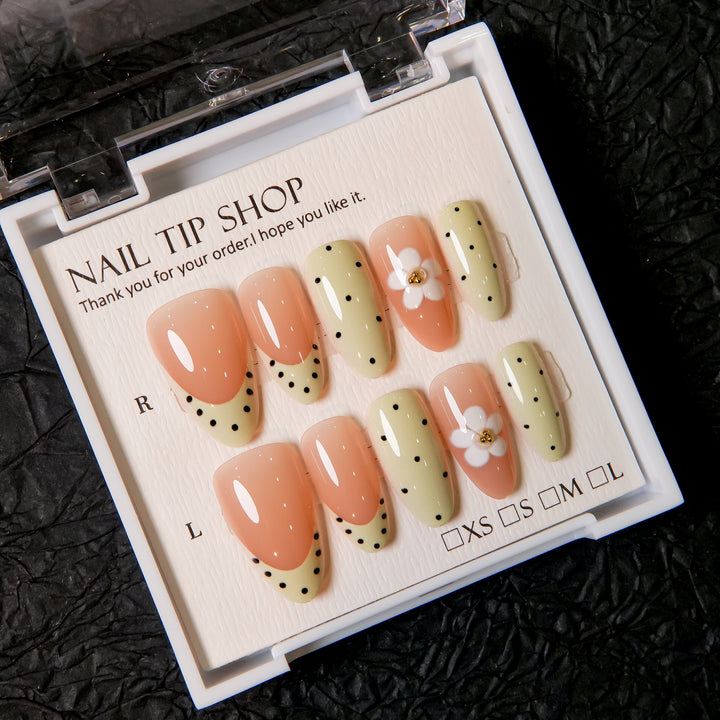 Eleganter Press-On Nagelset mit floralen Akzenten