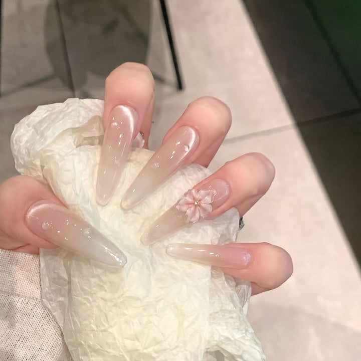Elegante Stiletto-Nagelverlängerungen mit floralen Akzenten Karnz