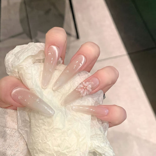 Elegante Stiletto-Nagelverlängerungen mit floralen Akzenten Karnz