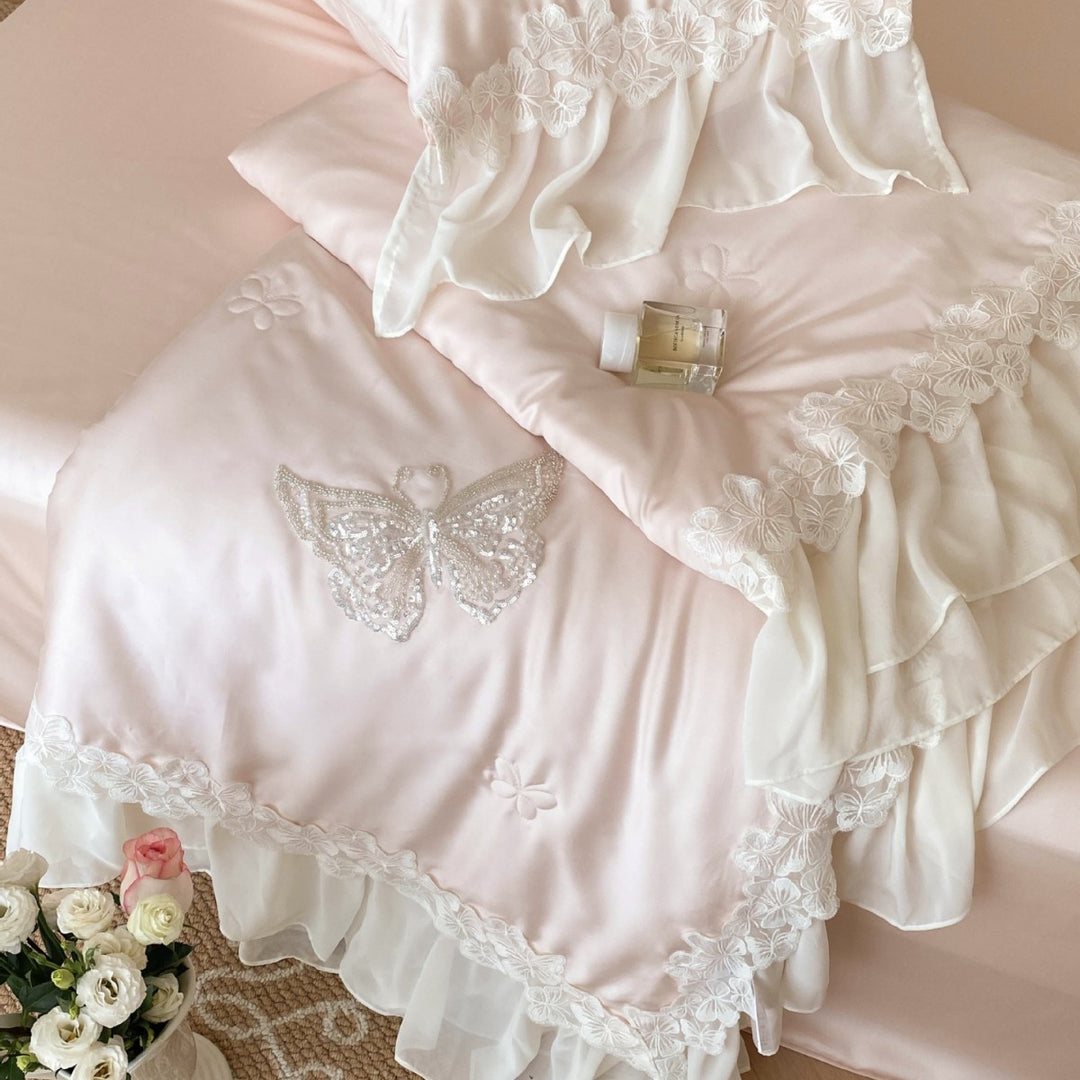 Luxuriöse Satin-Bettwäsche-Garnitur mit Schmetterlings-Perlenstickerei und Spitzenvolant