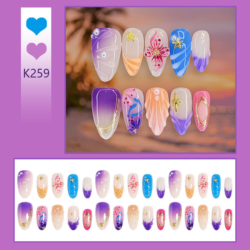 Kreatives Kunstnagel-Set mit floralen und glamourösen Verzierungen Karnz