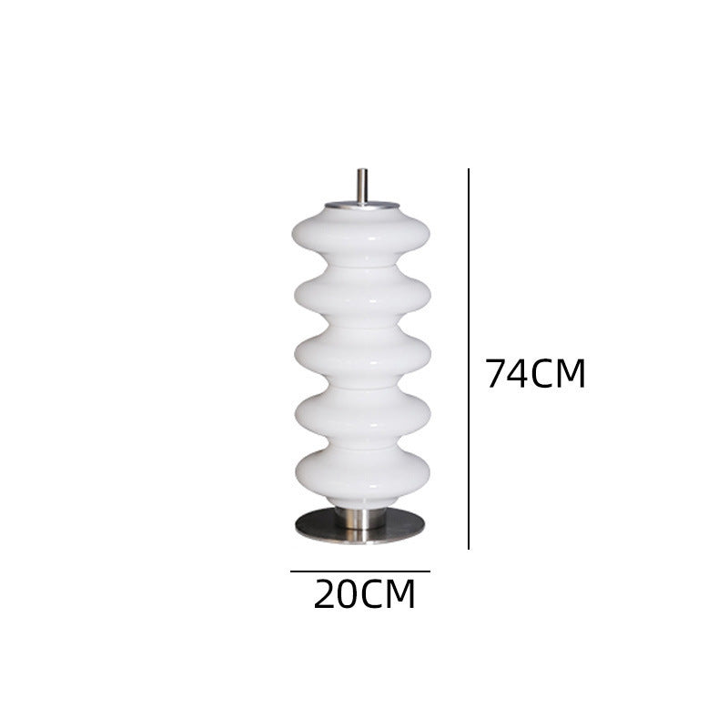 Skulpturale Stehlampe mit gekrümmtem Design