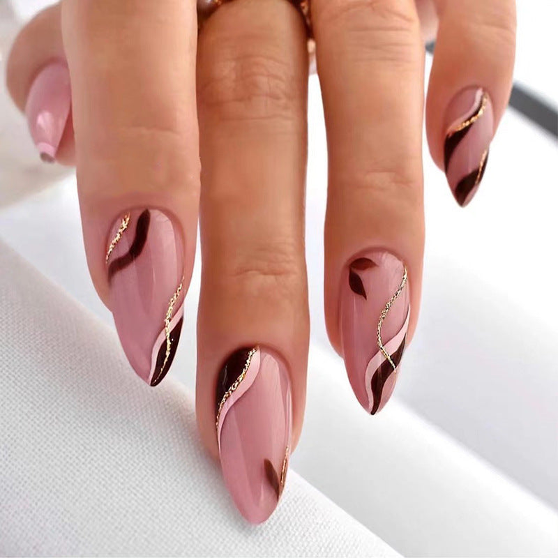 Kunstvolle Nagelverzierung mit Goldakzenten Karnz