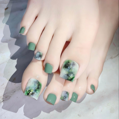 Kreatives Nagelset mit einzigartigen Mustern Karnz