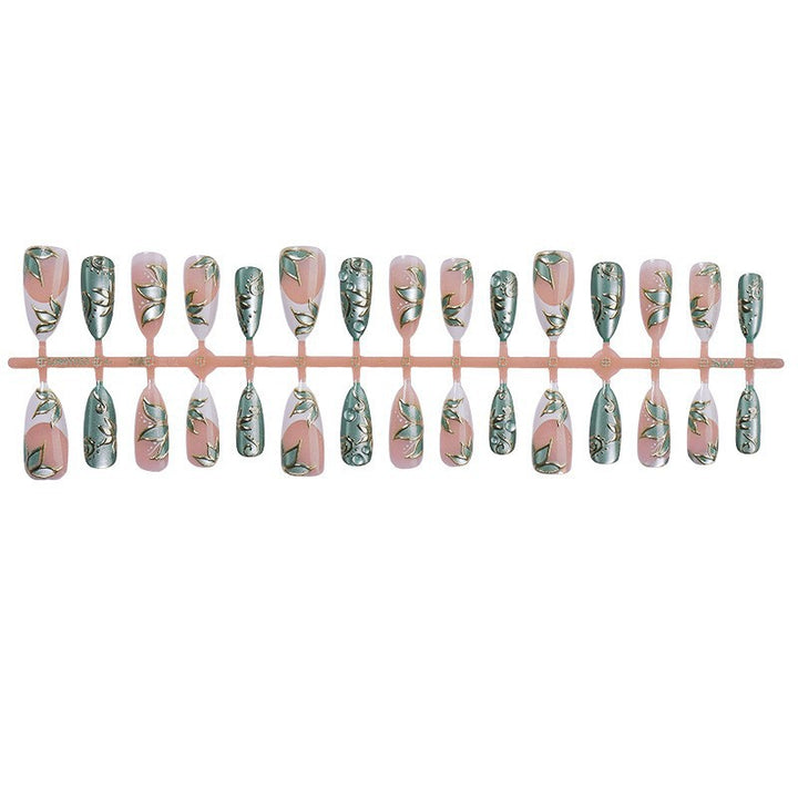 Kunstnagelset mit floralen und glamourösen Akzenten Karnz