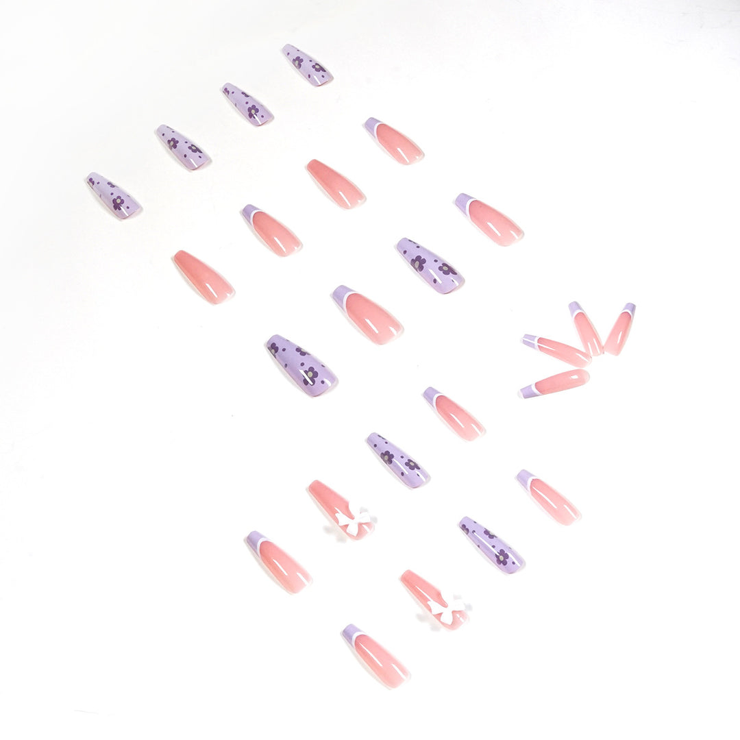 Kunstvolle Nagelverlängerungen im floralen Design Karnz