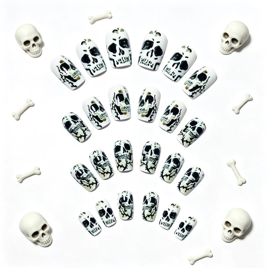 Kreative Kunstnägel mit Detailverliebt Gestaltetem Totenkopf-Design Karnz