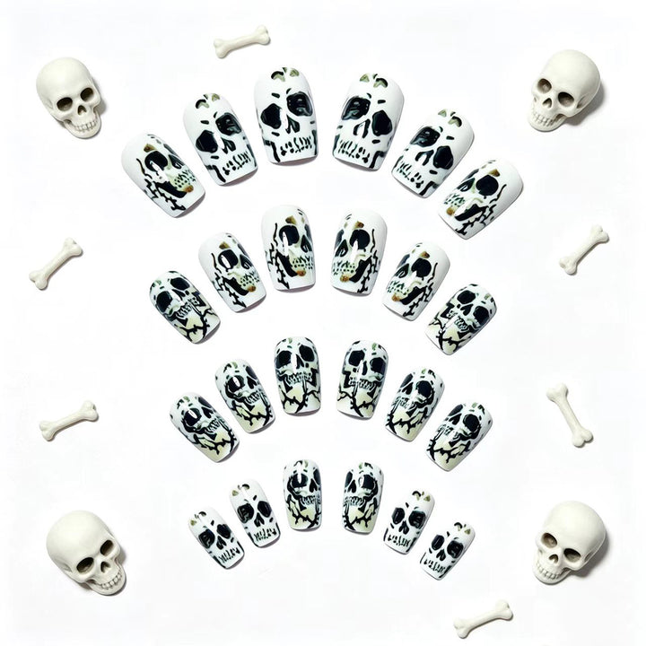 Kreative Kunstnägel mit Detailverliebt Gestaltetem Totenkopf-Design Karnz