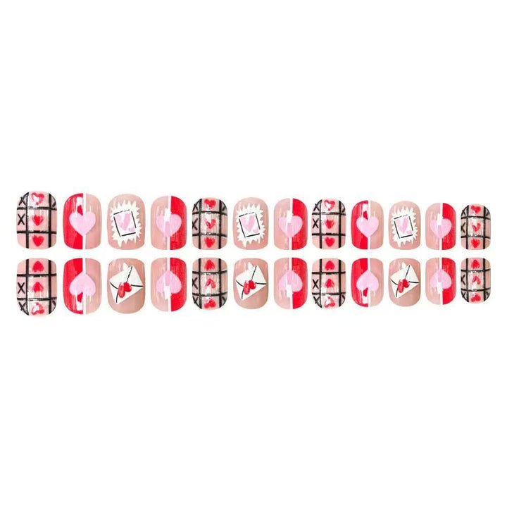 Kunstnagelset mit romantischen Herz- und Kuvertmotiven Karnz