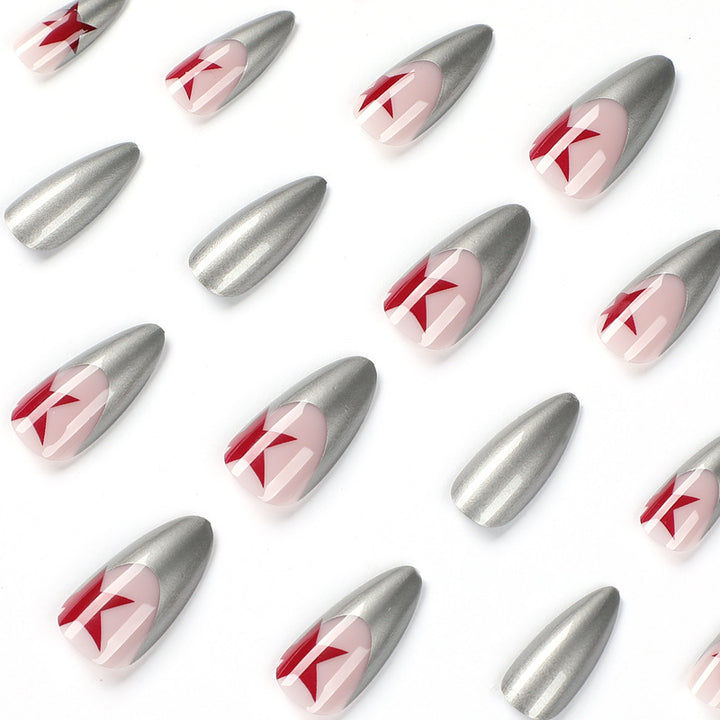 Kunstvolle Stiletto-Nägel mit Silber- und Sternenmotiven Karnz