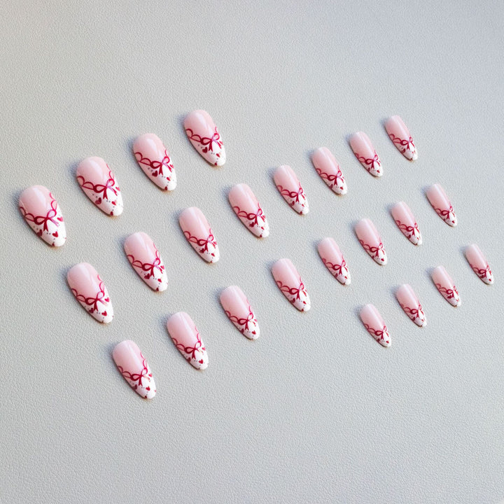 Künstlerisches Herzmotiv Nagelkunst