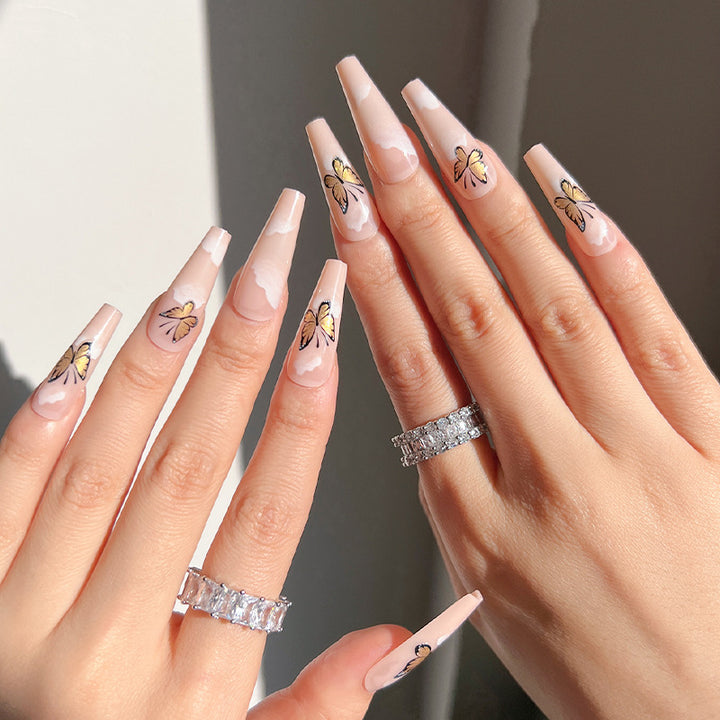 Nagelkunst mit Herz- und Lippenmotiven Karnz