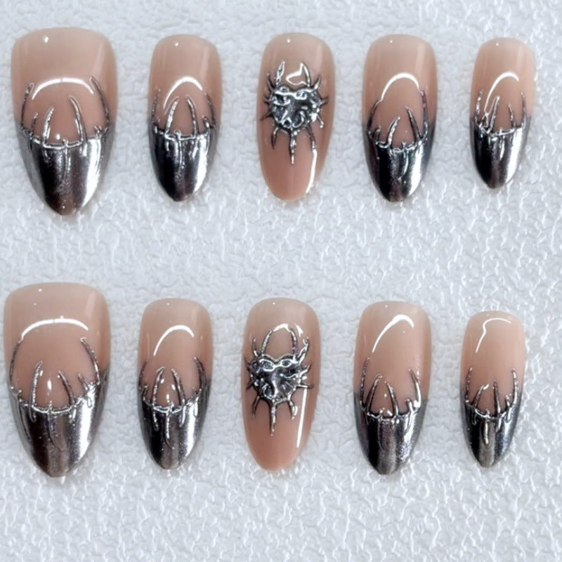 Kunstnägel mit Metallic-Akzenten Karnz