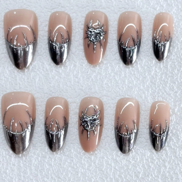 Kunstnägel mit Metallic-Akzenten Karnz