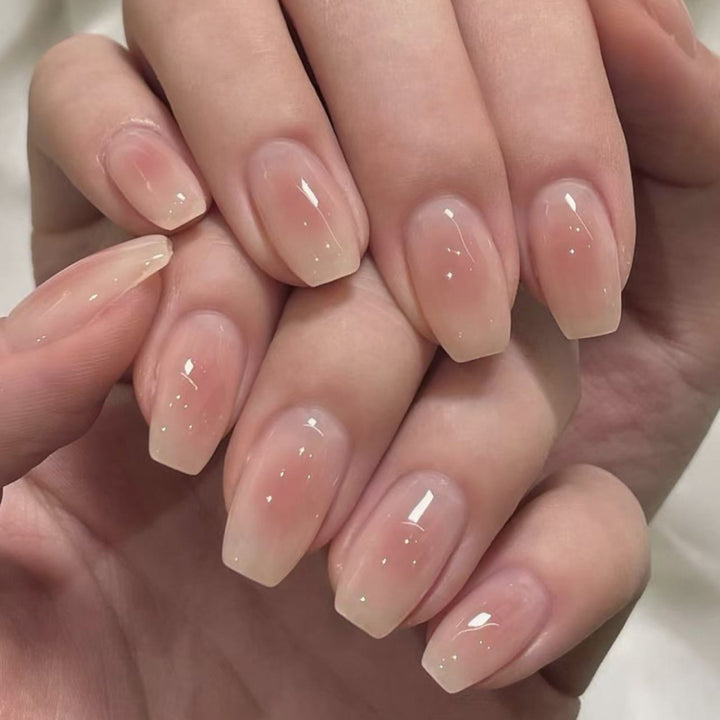 Elegante Gel-Nägel mit natürlich glänzender Oberfläche Karnz