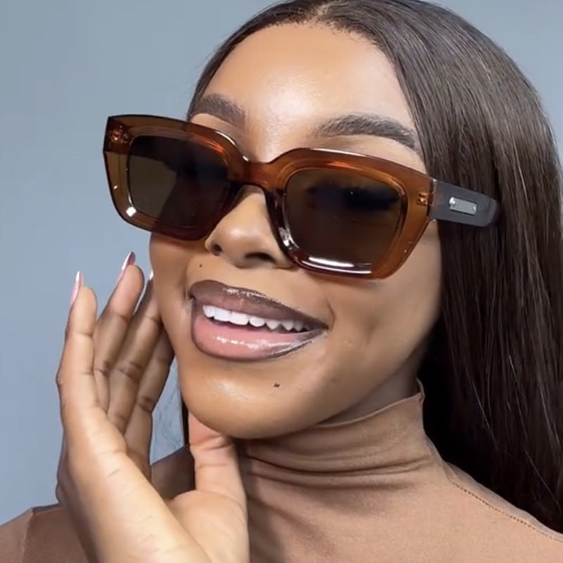 Damen quadratische Sonnenbrille mit transparentem Rahmen und braunen Gläsern Karnz
