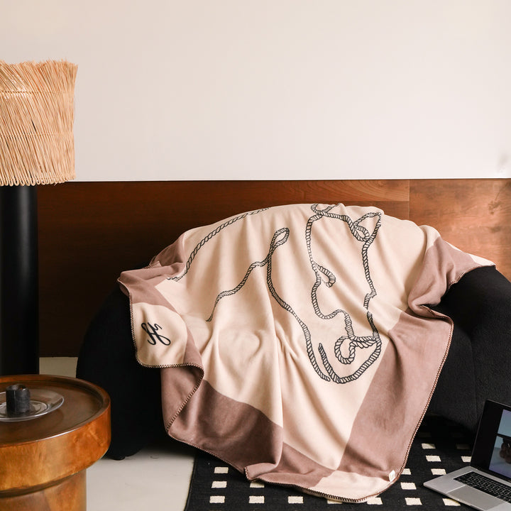 Wohndecke mit gesticktem Kordelmotiv und Ziernaht