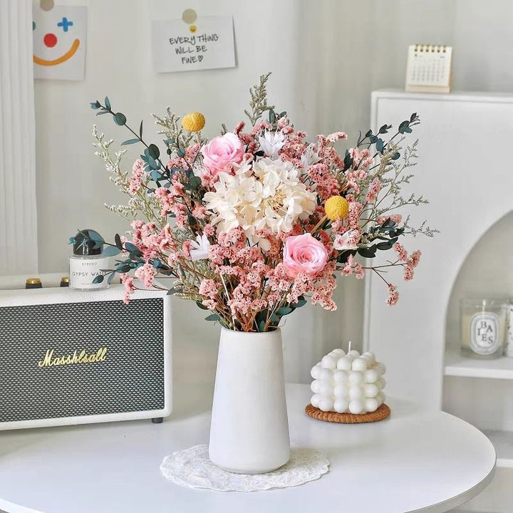 Getrocknete Blumen Dekor Arrangement