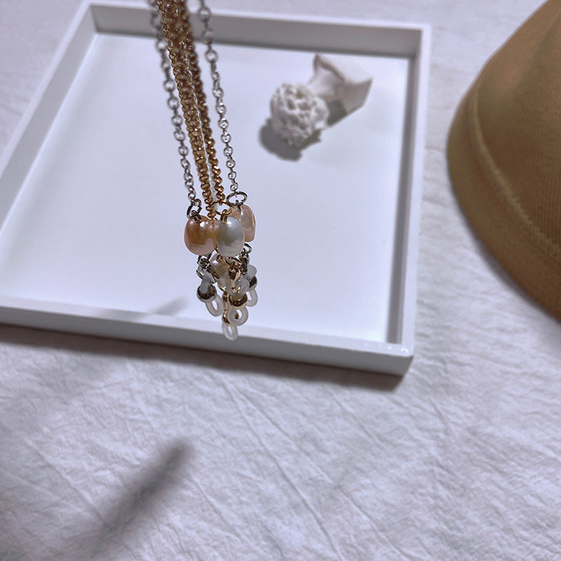 Elegante Schmuckhalterkette mit Perlen- und Goldakzenten Karnz