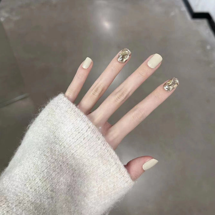 Kunstvolle Nail Art mit Glitzer-Akzenten Karnz