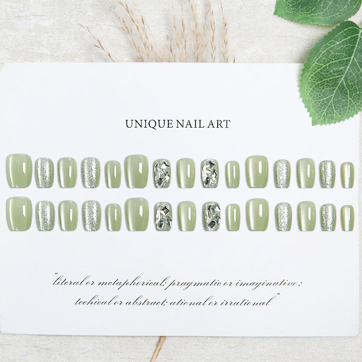 Kunstnagelset mit elegantem Glitter-Design und kreativen Effekten Karnz