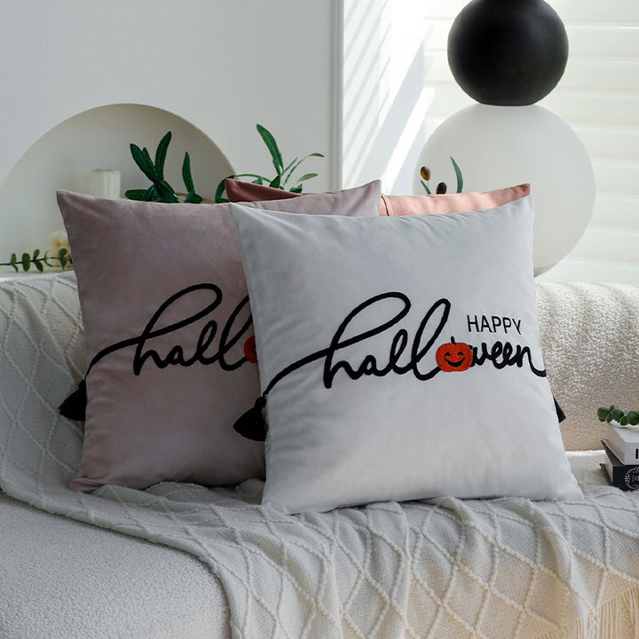 Quadratischer dekorativer Kissenbezug mit besticktem Happy‑Halloween‑Schriftzug, Kürbis‑Applikation und Quasten Karnz
