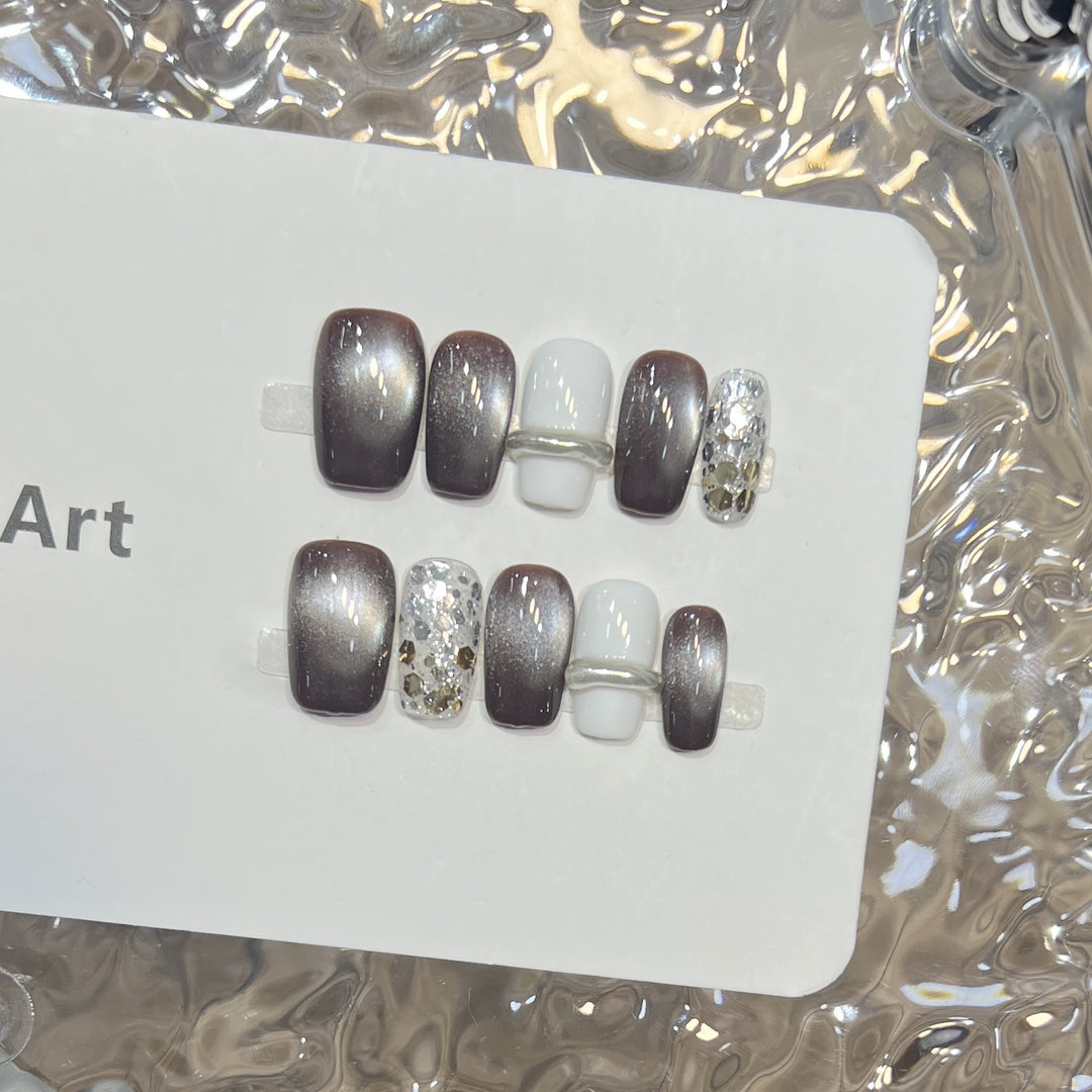 Luxuriöse Press-On Nail Art mit Glitzerakzenten