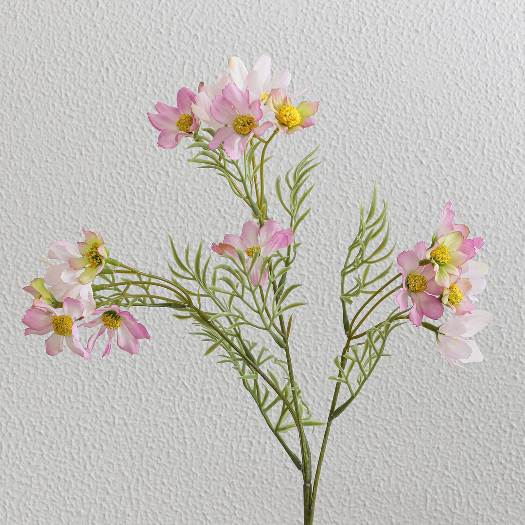 Künstlicher Blütenzweig mit leuchtenden pinken Blumen Karnz