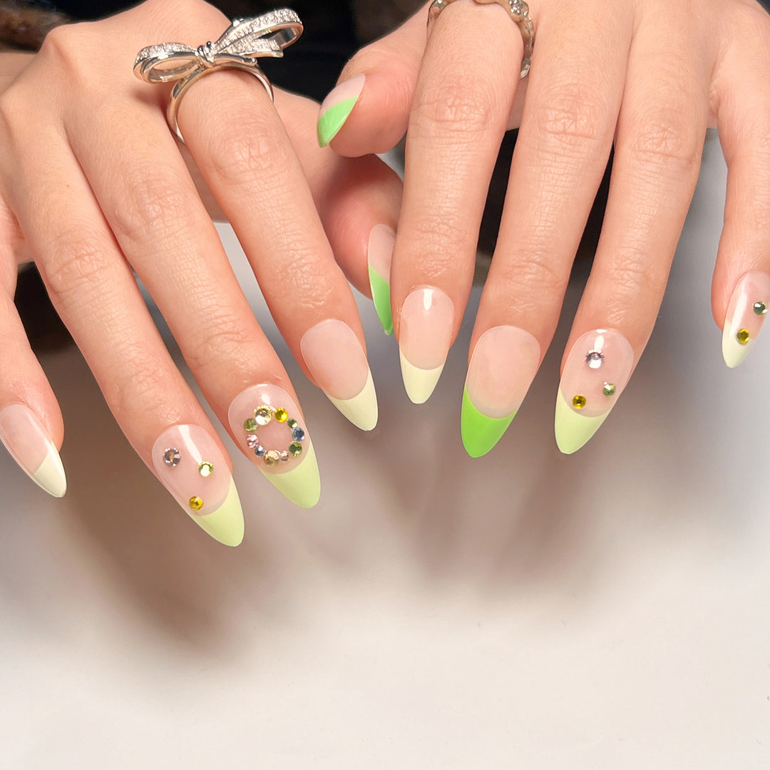 Künstliche Nagelkunst mit frühlingshaftem Design und funkelnden Akzenten Karnz