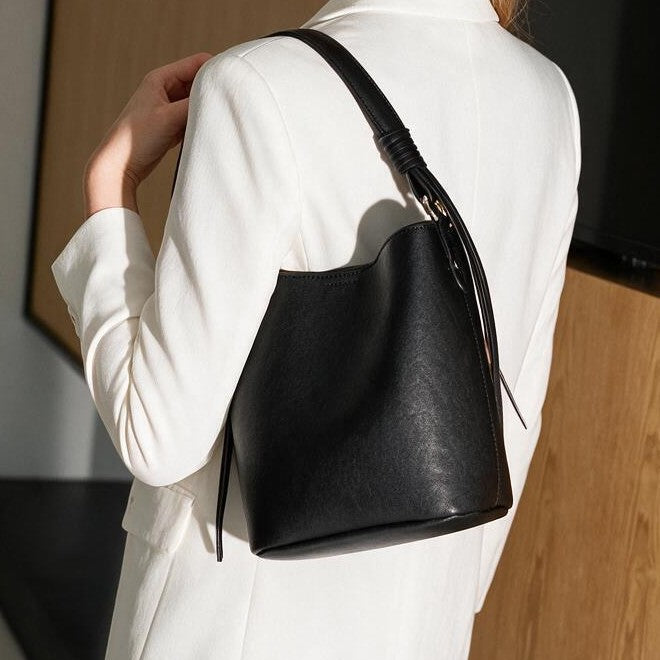Strukturierte Leder-Schulter-Bucket-Tasche mit geknotetem Träger