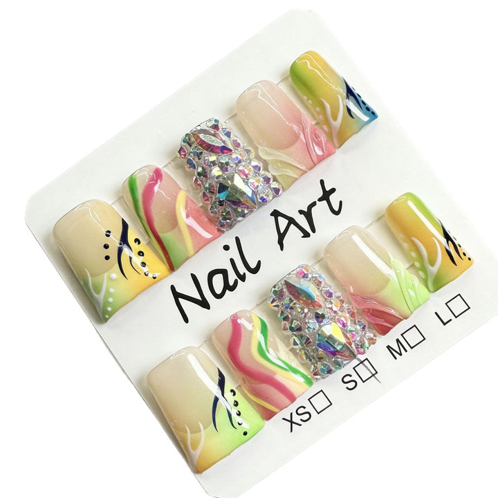 Dekorativer Press-On-Nagelkunst-Set mit Edelsteinakzenten
