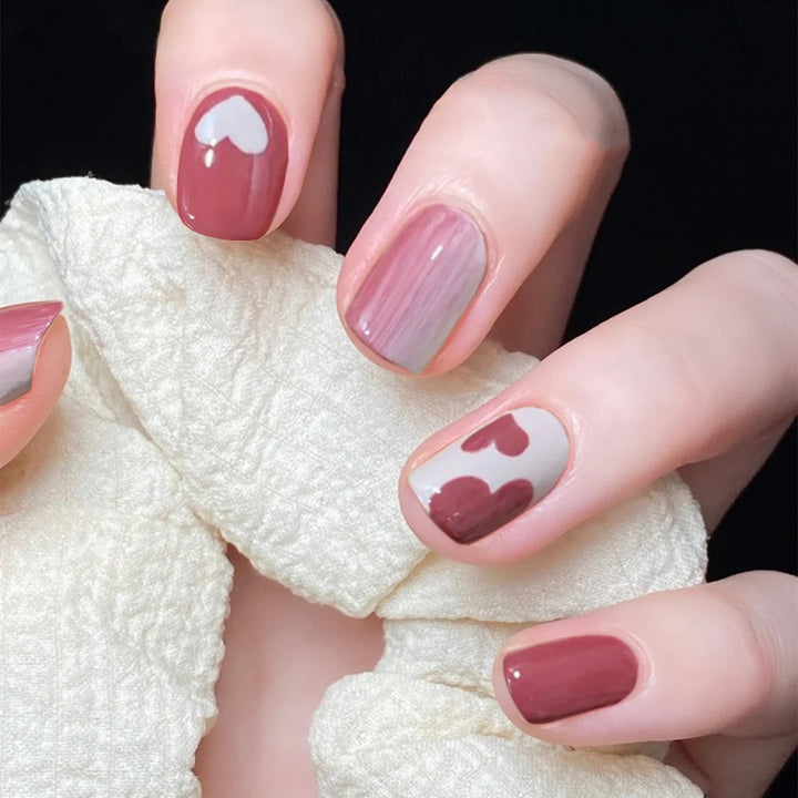 Kreative Nagelkunst mit Herzmotiv und hochglänzendem Finish Karnz