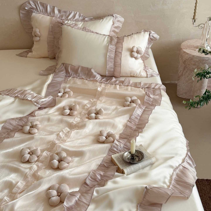Premium-Duvetgarnitur mit plastisch gearbeiteten Blumen, Plissée-Volant und seidig-mattem Finish