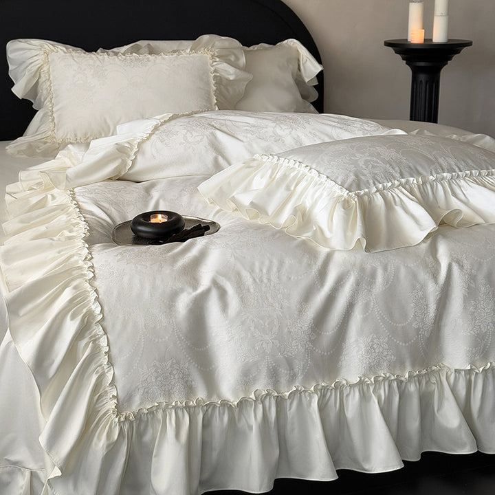 Jacquard-Satin Bettwäschegarnitur mit Volantrand und dekorativen Rüschenkissen