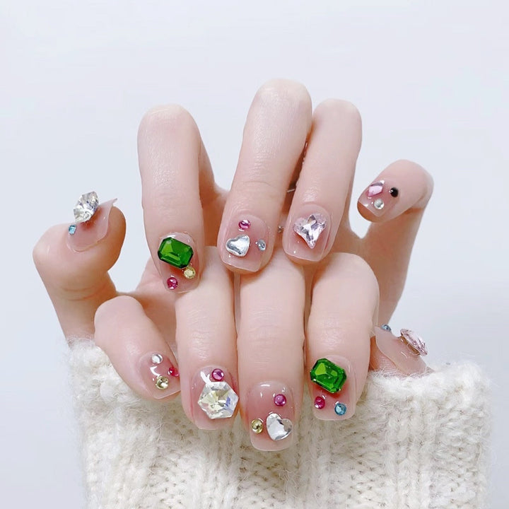 Kunstnagelset mit funkelnden 3D-Applikationen und wunderschönen Herzmotiven Karnz