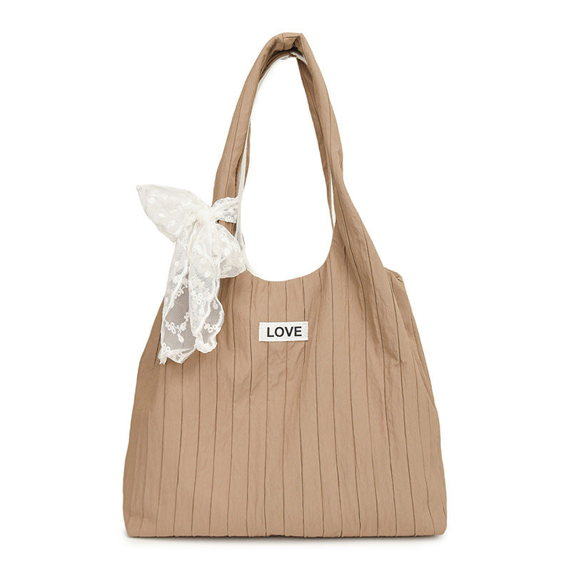 Freizeit-Tasche mit Strukturiertem Design und Verspieltem Schal Karnz