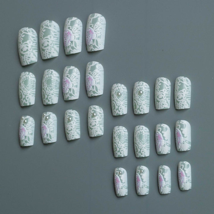 Aufwendige Blumen-Spitzen-Nagelkunst