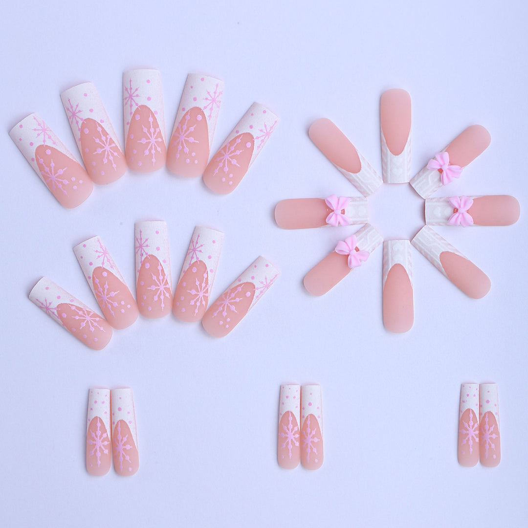Künstliche Nagelspitzen mit Verspielten Schleifen und Schneeflocken Design Karnz