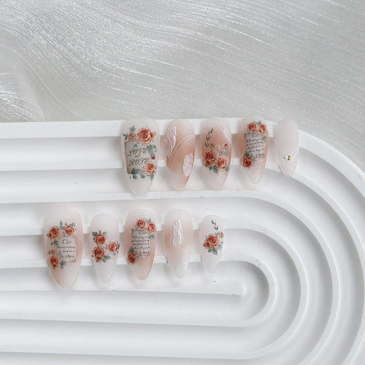 Künstlerisches Press-On-Nagelset mit floralem und Textdesign