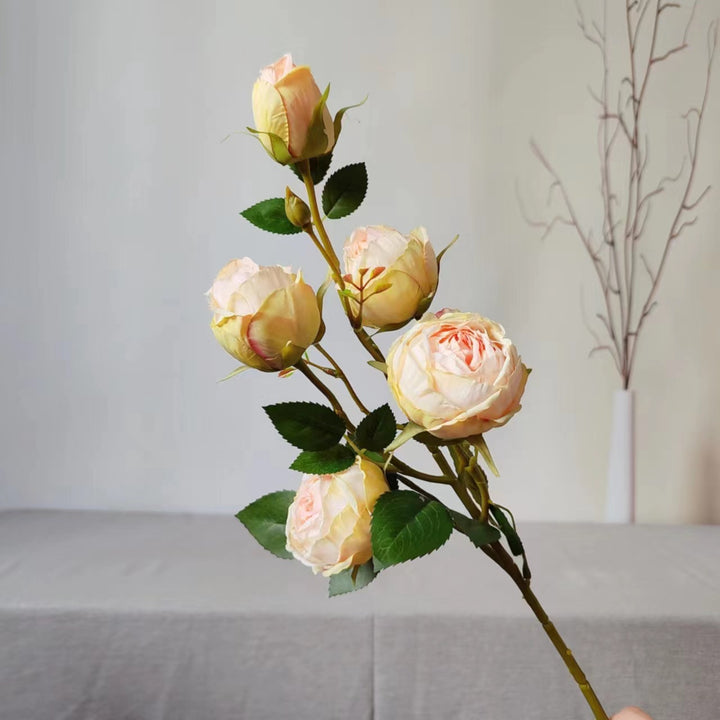 Lebensechte Rosenblütenzweig