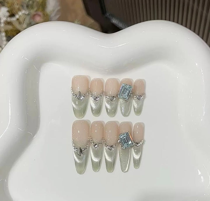 Elegantes, mit Kristallen verziertes Press-On-Nagel-Set