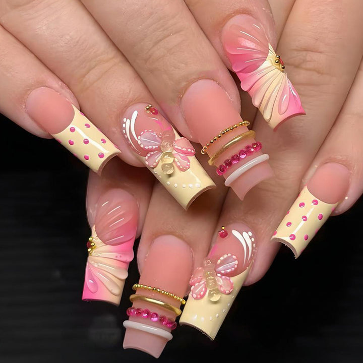 Kunstnagelset mit romantischen Blumen und verspielten Akzenten Karnz